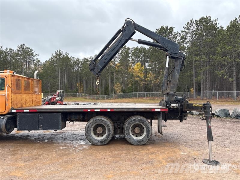 Mack RD688S Vlakke laadvloer met kraan