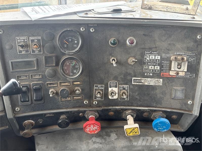 Mack RD688S Vlakke laadvloer met kraan