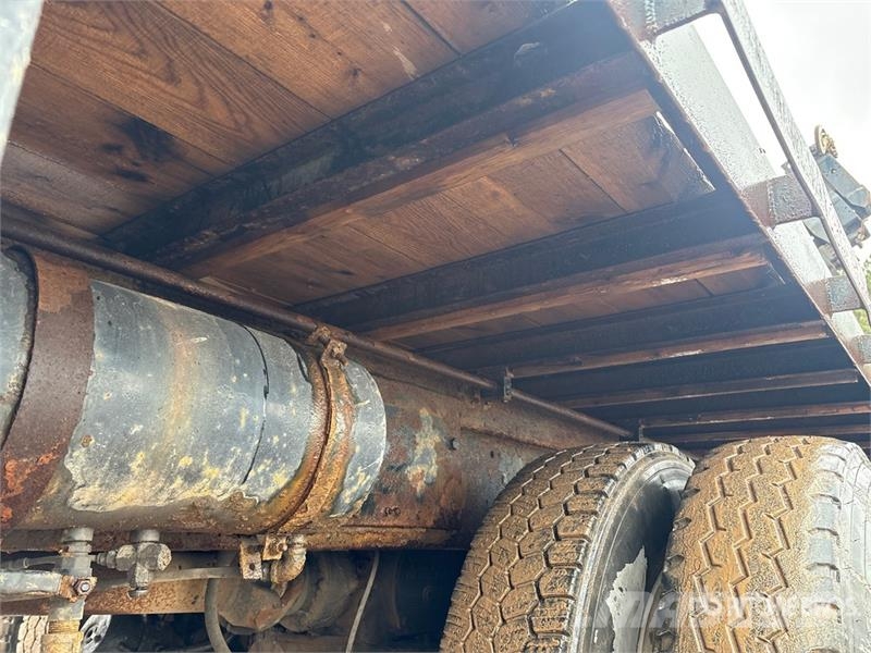 Mack RD688S Vlakke laadvloer met kraan