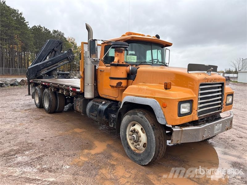 Mack RD688S Vlakke laadvloer met kraan
