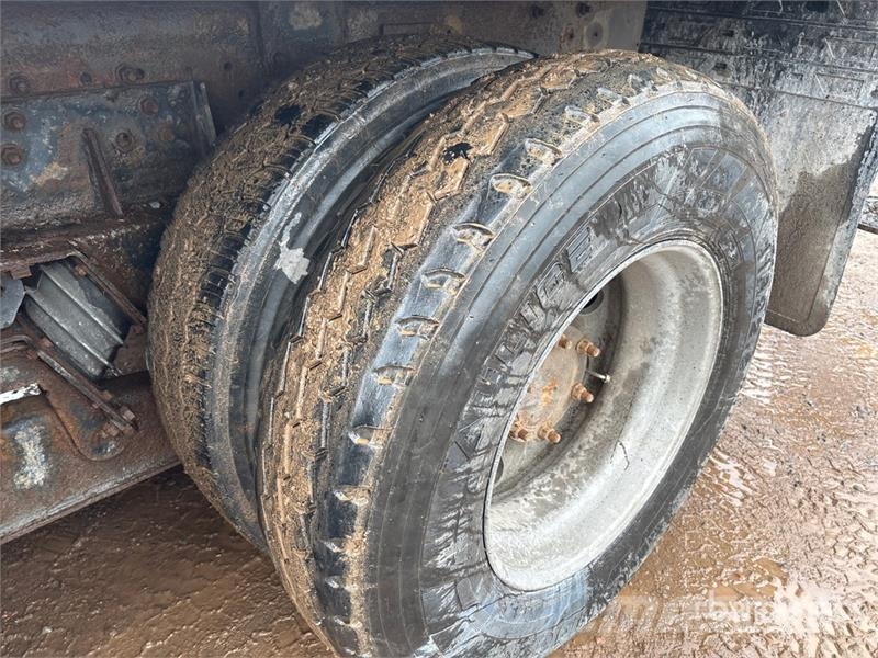 Mack RD688S Vlakke laadvloer met kraan