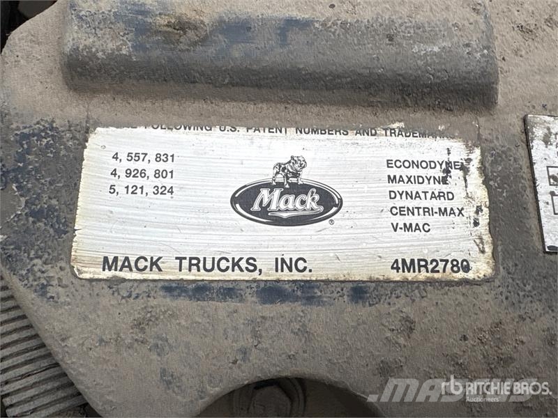 Mack RD688S Vlakke laadvloer met kraan