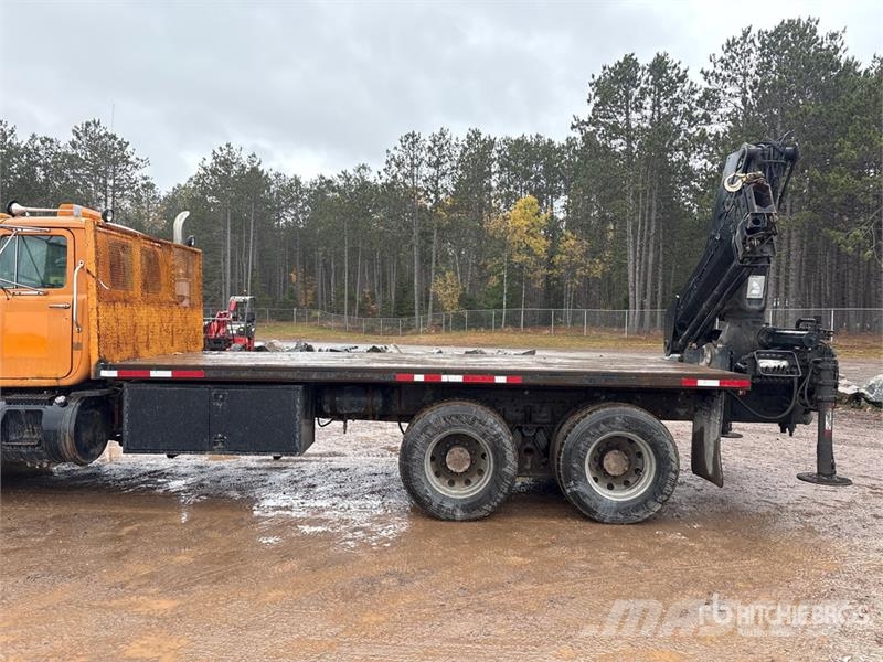 Mack RD688S Vlakke laadvloer met kraan