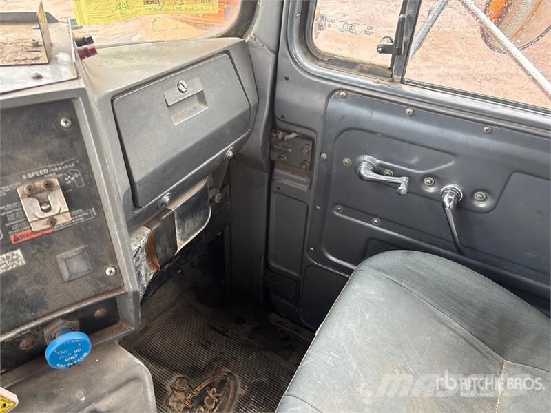 Mack RD688S Vlakke laadvloer met kraan