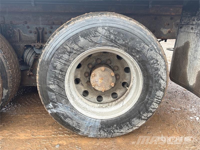 Mack RD688S Vlakke laadvloer met kraan