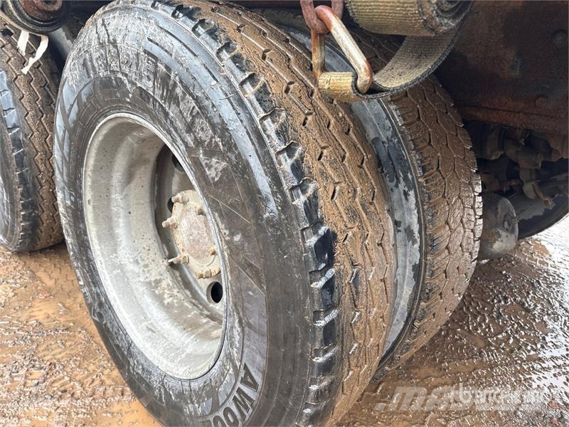 Mack RD688S Vlakke laadvloer met kraan