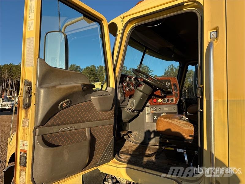 Mack T/A Sleeper Truck Tractor Trekkvogner