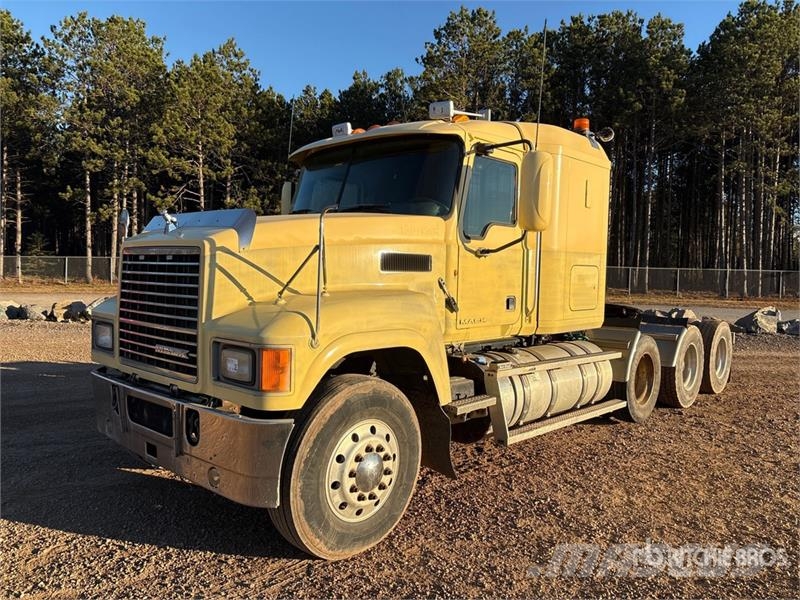 Mack T/A Sleeper Truck Tractor Trekkvogner