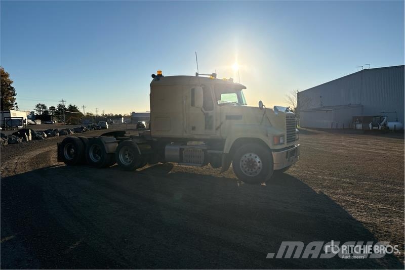 Mack T/A Sleeper Truck Tractor Trekkvogner