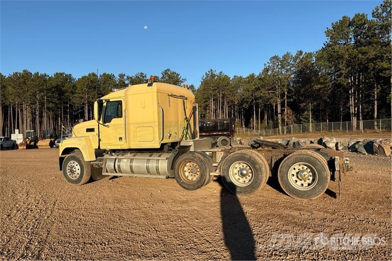 Mack T/A Sleeper Truck Tractor Trekkvogner