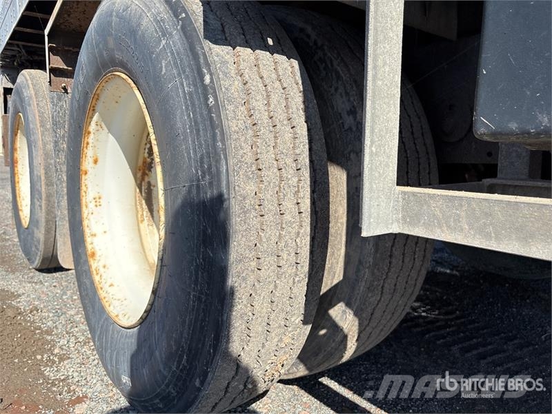 Manac 28 ft x 102 in Pup T/A Van Trailer Carrocería de caja