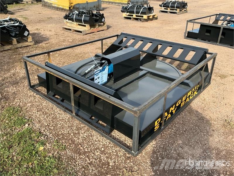 Mower King SSRC 72 in Skid Steer Brush Cutter (Unu Corta-césped delanteros y traseros