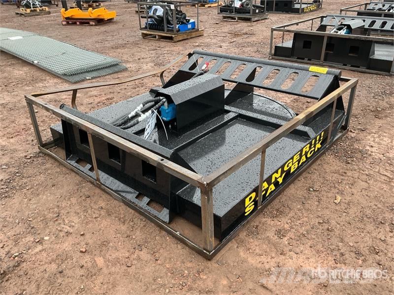 Mower King SSRC 72 in Skid Steer Brush Cutter (Unu 裝載與牽引式割草機