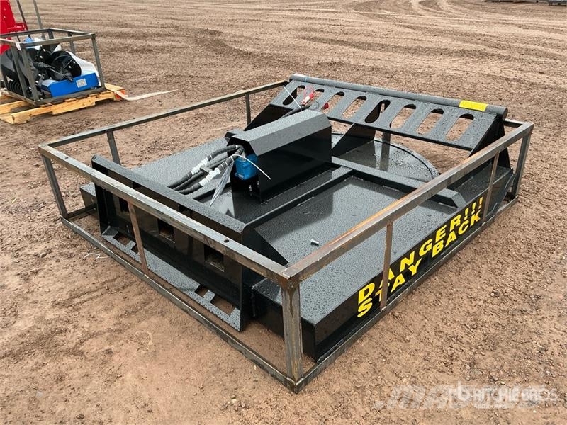 Mower King SSRC 72 in Skid Steer Brush Cutter (Unu 裝載與牽引式割草機