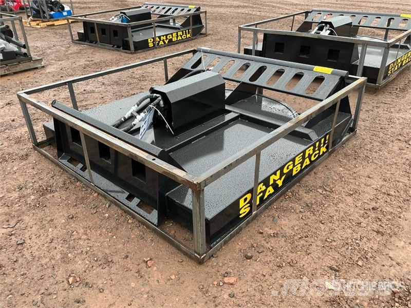 Mower King SSRC 72 in Skid Steer Brush Cutter (Unu 裝載與牽引式割草機