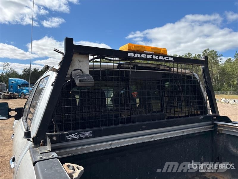 Nissan Titan 4x4 Crew Cab Pickup Muu