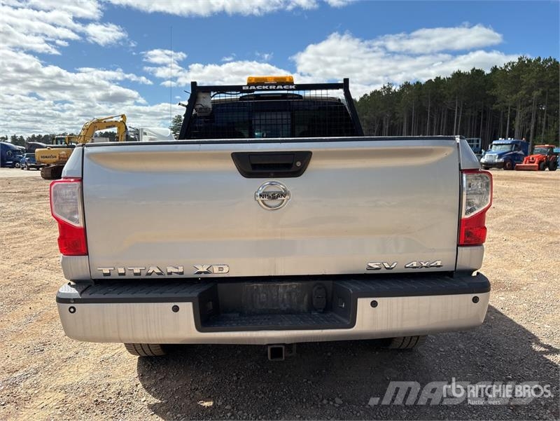 Nissan Titan 4x4 Crew Cab Pickup Muu