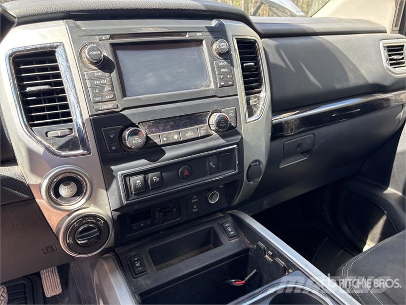 Nissan Titan 4x4 Crew Cab Pickup Muu