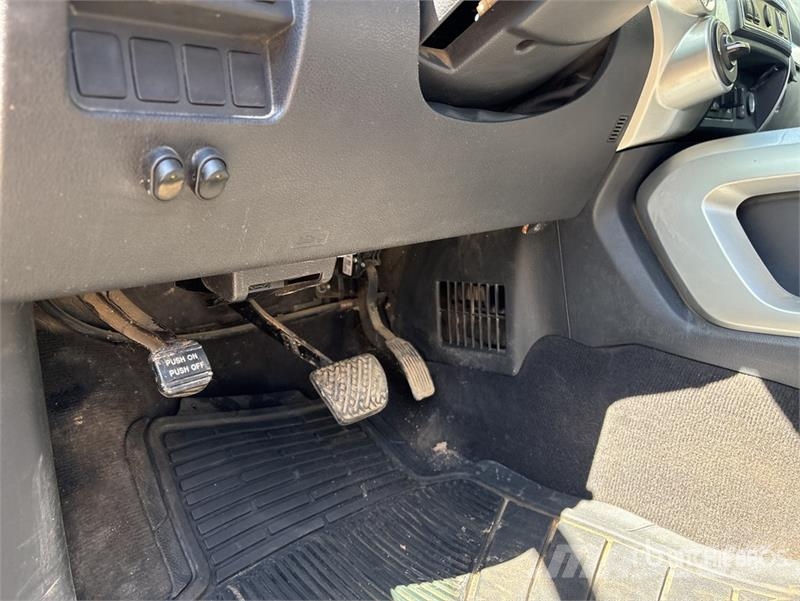 Nissan Titan 4x4 Crew Cab Pickup Muu