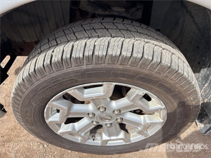 Nissan Titan 4x4 Crew Cab Pickup Muu