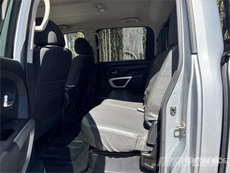 Nissan Titan 4x4 Crew Cab Pickup Muu