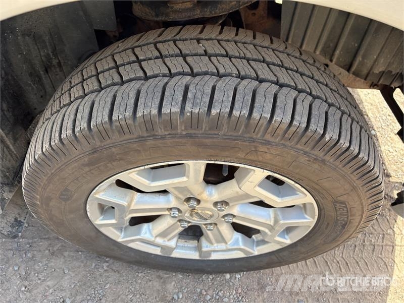 Nissan Titan 4x4 Crew Cab Pickup Muu