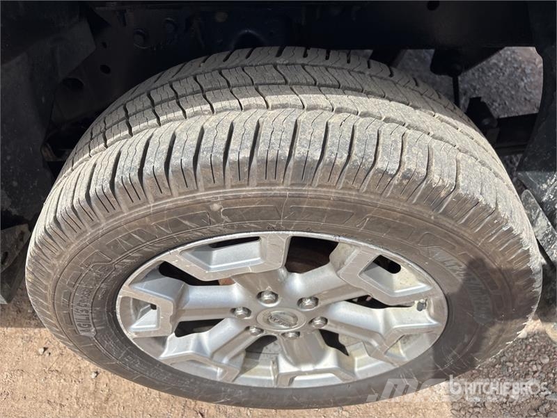 Nissan Titan 4x4 Crew Cab Pickup Muu