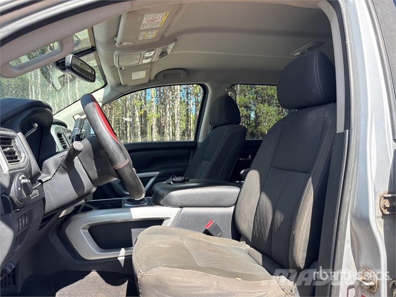 Nissan Titan 4x4 Crew Cab Pickup Muu