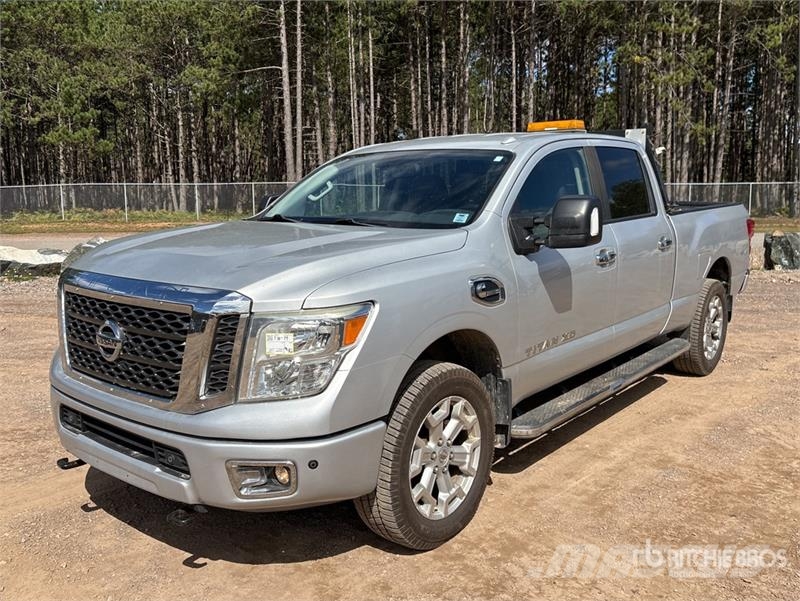 Nissan Titan 4x4 Crew Cab Pickup Muu