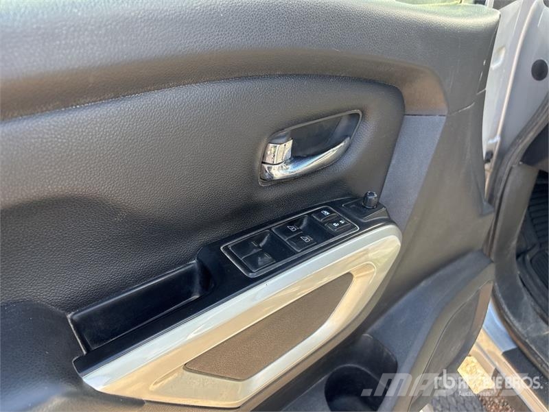 Nissan Titan 4x4 Crew Cab Pickup Muu