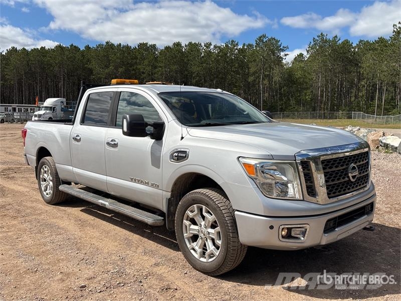 Nissan Titan 4x4 Crew Cab Pickup Muu