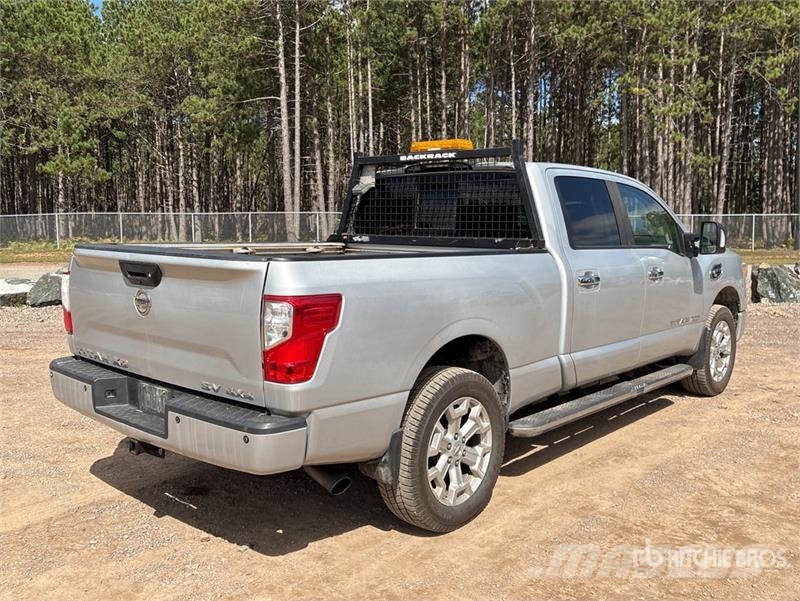 Nissan Titan 4x4 Crew Cab Pickup Muu