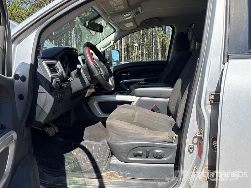 Nissan Titan 4x4 Crew Cab Pickup Muu