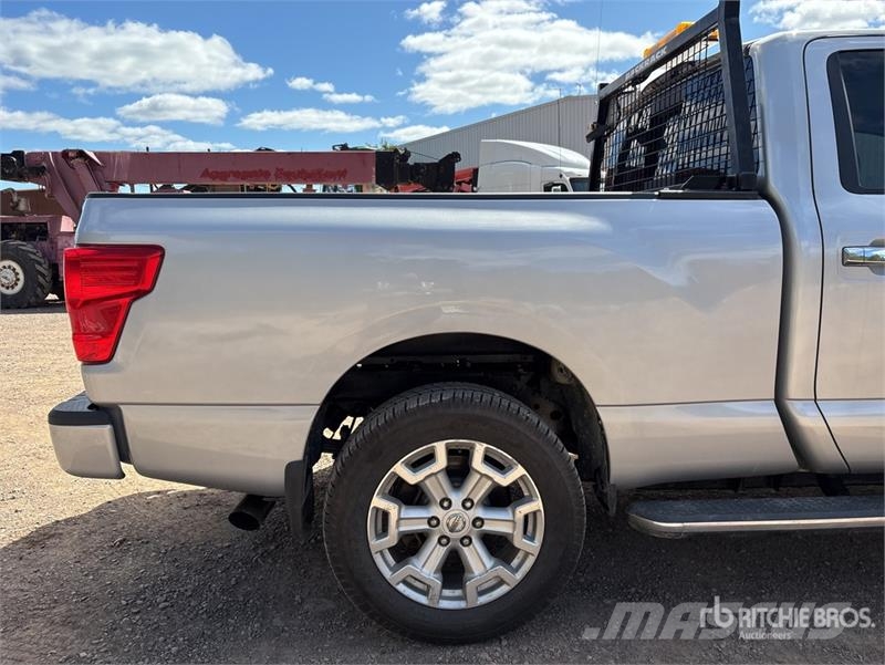 Nissan Titan 4x4 Crew Cab Pickup Muu