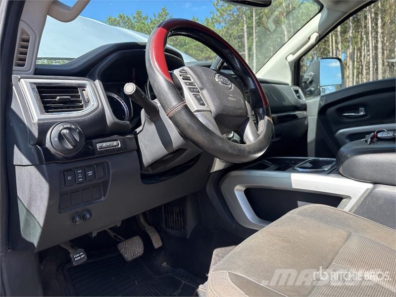 Nissan Titan 4x4 Crew Cab Pickup Muu