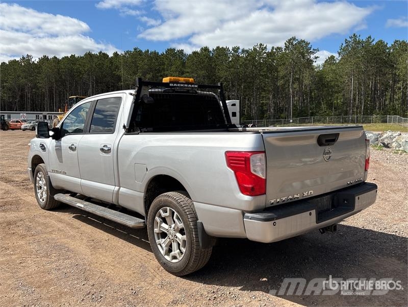 Nissan Titan 4x4 Crew Cab Pickup Muu