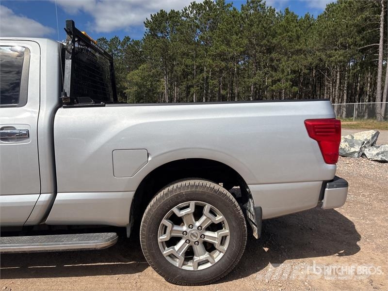 Nissan Titan 4x4 Crew Cab Pickup Muu