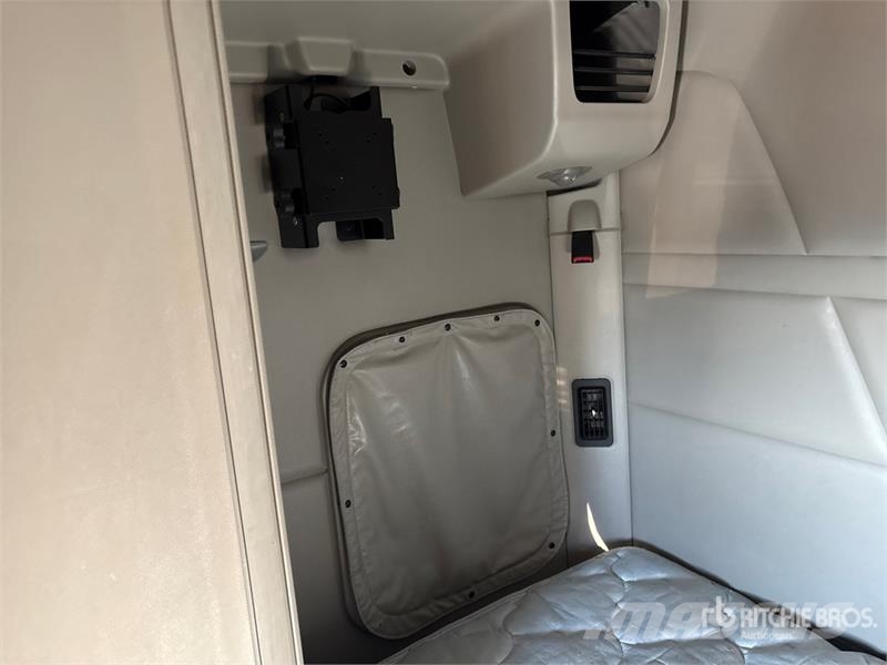 Peterbilt 567 Trekkers