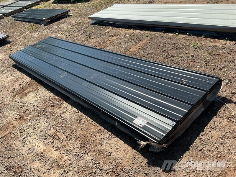 Quantity of (100) 3 ft x 12 ft Black Metal Roof Pa Lyftblock, vinschar och materialhissar