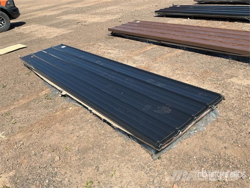Quantity of (100) Black Metal Roof Panels (Unused) Montacargas y elevadores de material