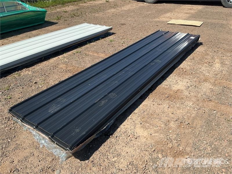 Quantity of (100) Black Metal Roof Panels (Unused) Montacargas y elevadores de material
