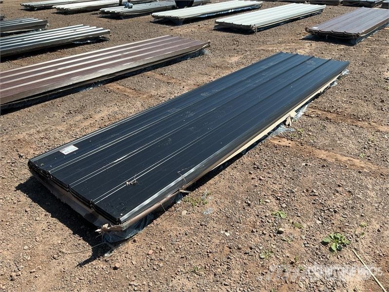 Quantity of (100) Black Metal Roof Panels (Unused) Montacargas y elevadores de material