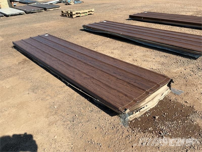  Quantity of (100) Brown Metal Roof Panels (Unused) Montacargas y elevadores de material