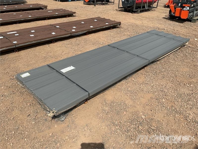 Quantity of (100) Grey Metal Roof Panels (Unused) Montacargas y elevadores de material