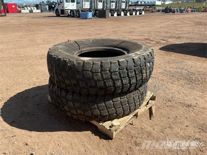  Quantity of (2) 14.00R24 Grader Tires Renkaat ja vanteet