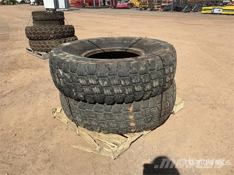  Quantity of (2) 14.00R24 Grader Tires Renkaat ja vanteet