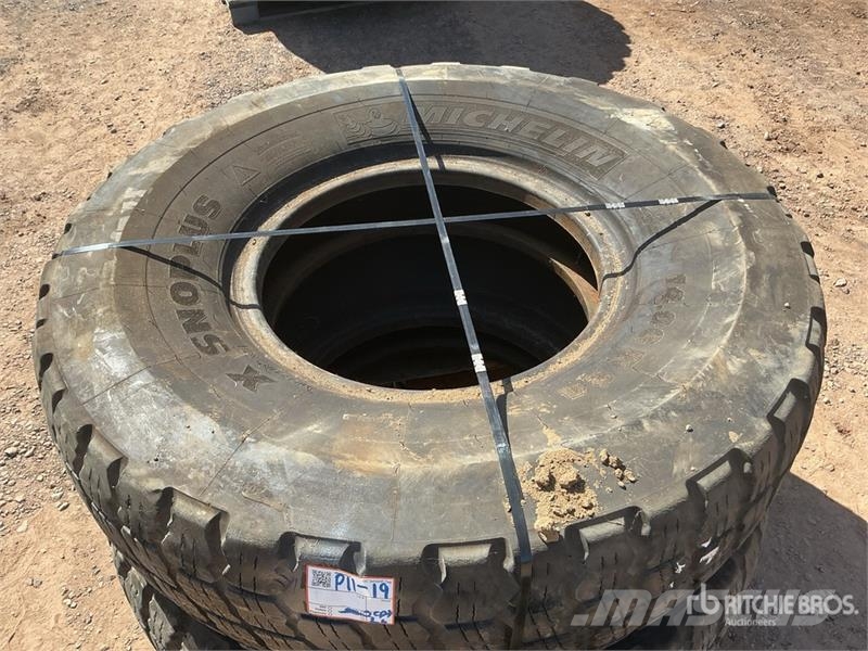  Quantity of (2) 14.00R24 Grader Tires Renkaat ja vanteet
