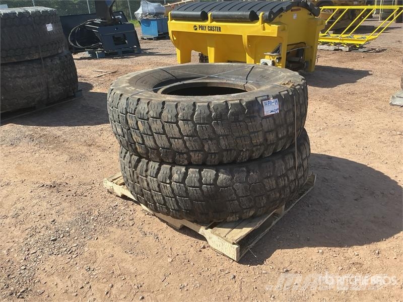  Quantity of (2) 14.00R24 Grader Tires Renkaat ja vanteet