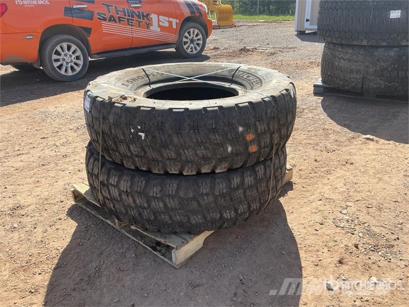  Quantity of (2) 14.00R24 Grader Tires Renkaat ja vanteet