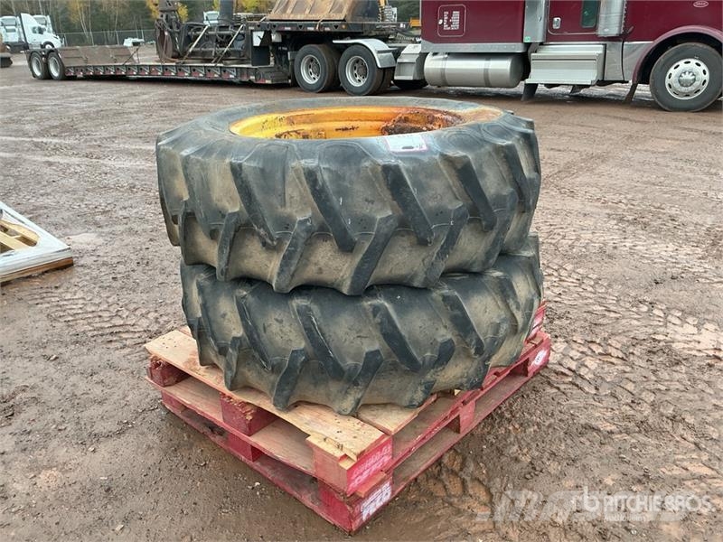 Quantity of (2) 14.9-28 Tires Gume, točkovi i felne
